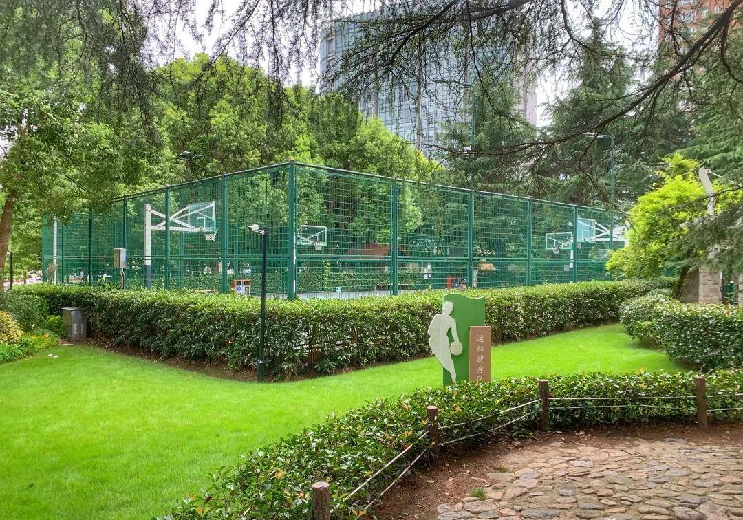 华山绿地篮球场时间:全天 同公园时间项目:羽毛球地址:长宁路780号园