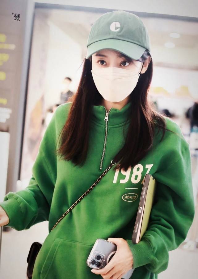 草绿色 张小斐春晚爆款大翻车！最新造型才是真爆款，比春晚大衣更好穿