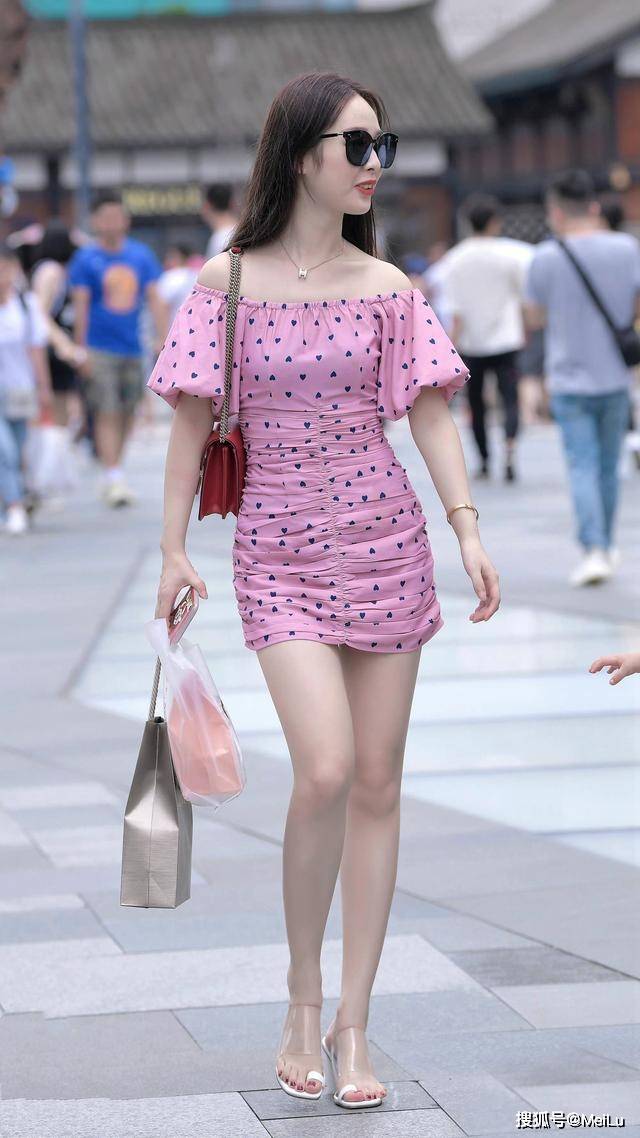 身材 裙装对于女生来说几乎是每个人都喜欢穿的一个款,优雅大方又柔美