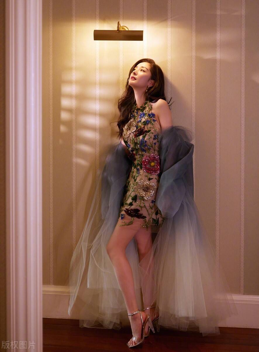 身材 杨幂新年大片太撩人，穿挂脖刺绣裙奢华优雅，不亏是85后大花