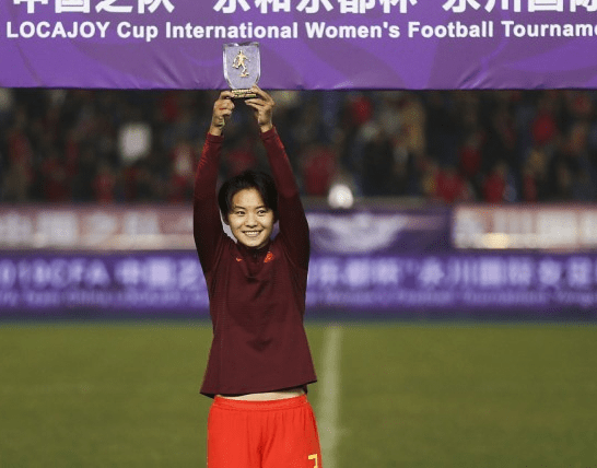 大气 女足王霜挺高级的,素颜穿运动装简约大气,这才是国足该有的样子