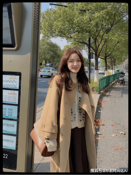 脖子 早春“大衣+高领衫”太高级了，保暖显气质，适合30、40岁的女人