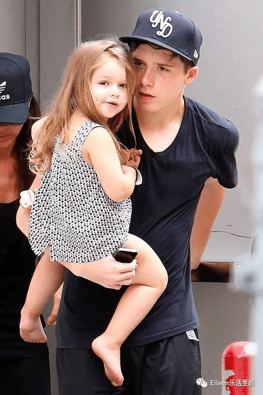 女儿这资源都捧不动？顶流家庭的二代现在什么样？