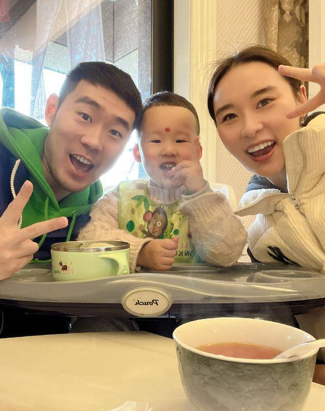 国羽冠军夫妇晒出全家福,爱子长相呆萌可爱颜值颇高_包宜鑫_刘成_嘿嘿