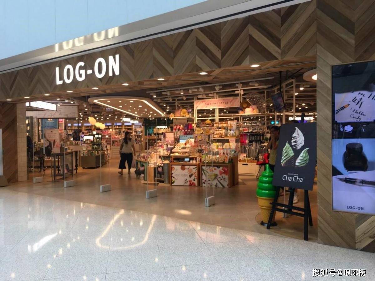 一次去香港,無意間看到商場裡一家叫log on的店鋪生意火爆.