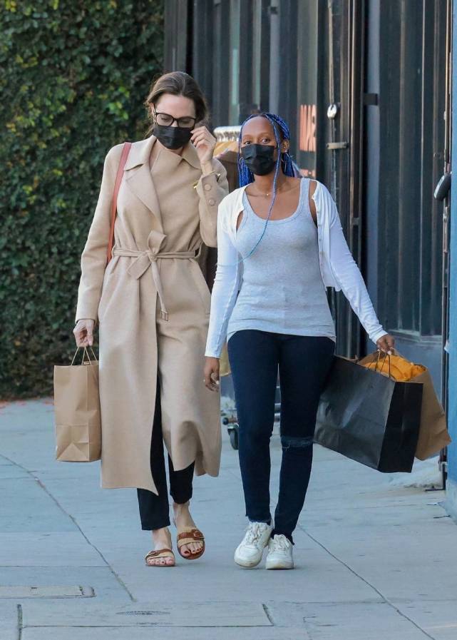 黑色 朱莉穿裸色大衣超霸气！脚踩拖鞋不嫌冷，17岁黑人养女壮到没有腰