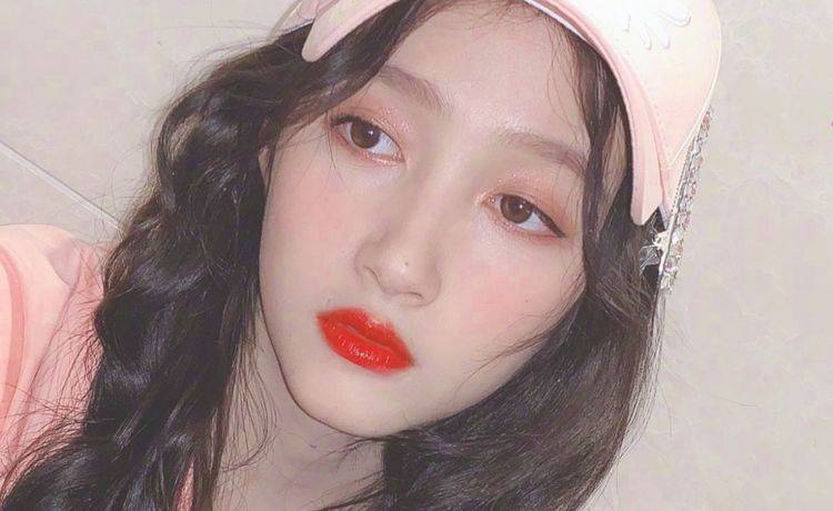 周冬雨女星挑战“柔晰暮色妆”,戚薇杨超越马马虎虎,看到关晓彤爱啦