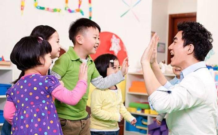 舅舅|舅甥俩幼儿园同班，舅舅“特殊待遇”逗乐老师，外甥：毕竟是长辈