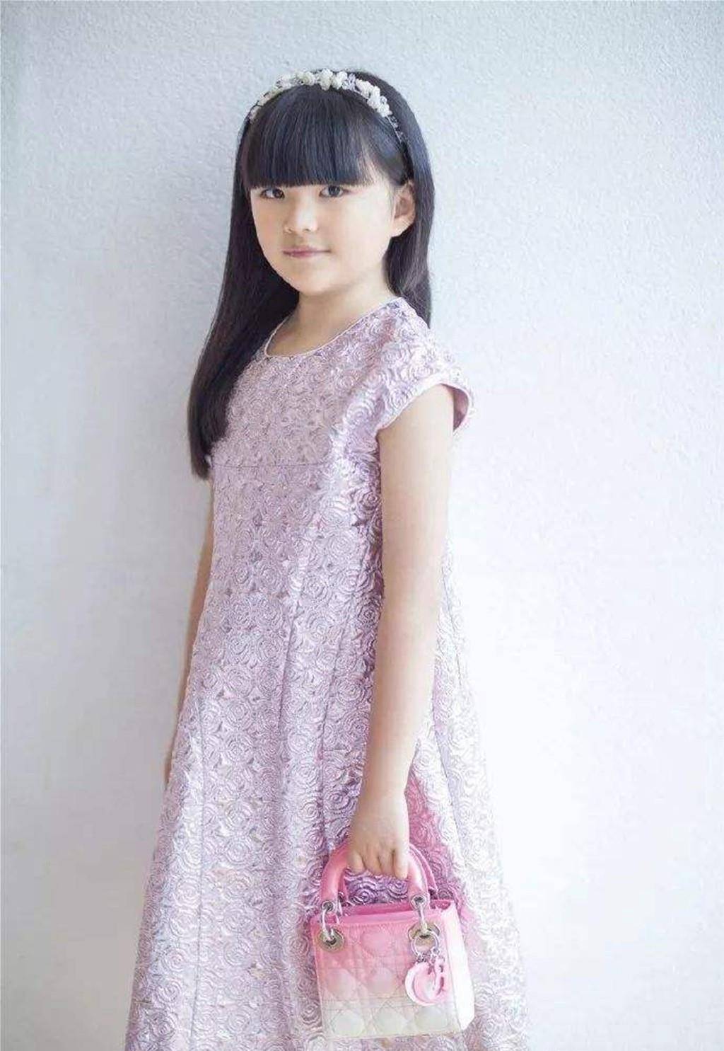 黑色 李湘晒女儿手工画，11岁王诗龄又长大了，长发黑色运动装元气满满