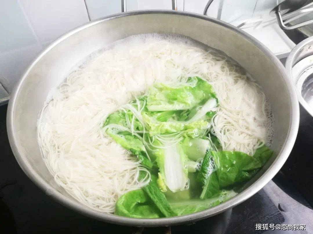 做法|今日开工啦，早餐来碗香菇胡萝卜肉丝炝锅面，做法简单还好吃！