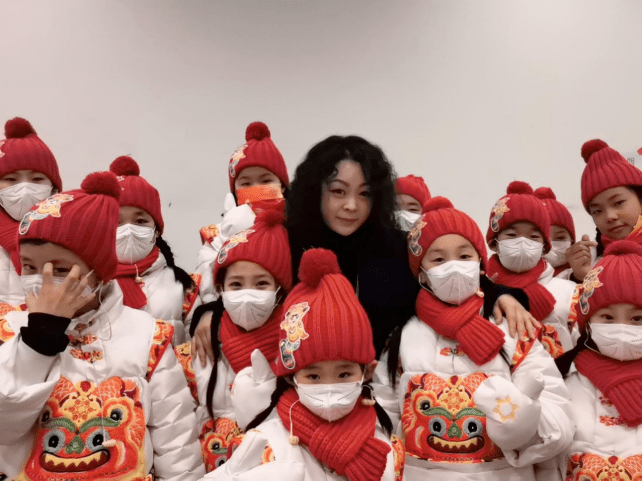 鸟巢 一起向未来!中国十佳设计师丁洁在鸟巢与孩子们“虎头虎脑”迎冬奥