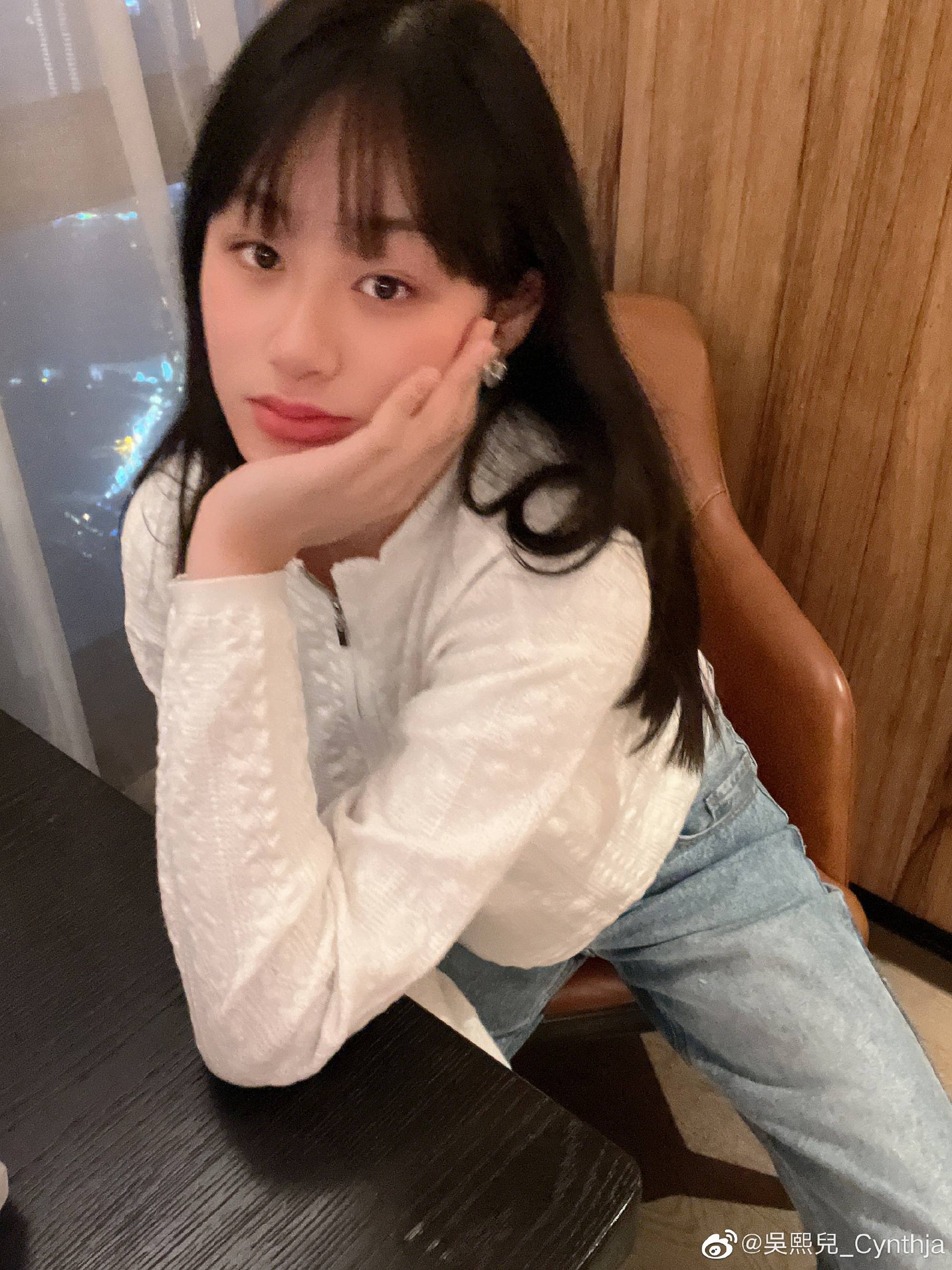 13岁吴熙儿身高1米7,美貌遗传妈妈石洋子,吴启华每月给前妻20万_内地