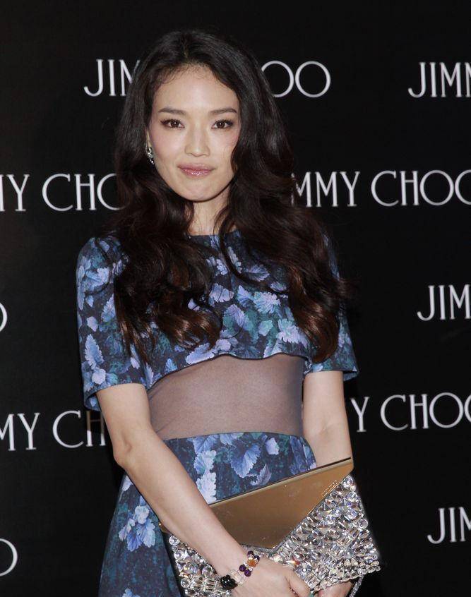 身材 舒淇打扮很知性,穿蕾丝连衣裙配西装干练利落,好品味可真罕见