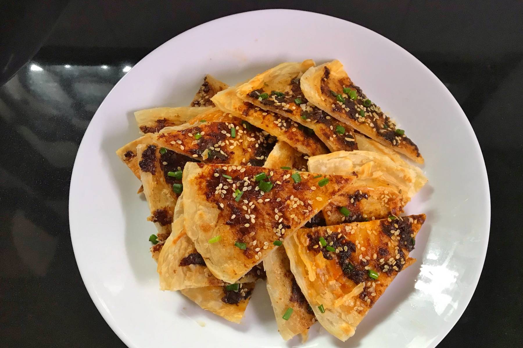 做法|酱香饼的快手做法，不用揉面，10分钟解决全家早餐，酥脆好吃