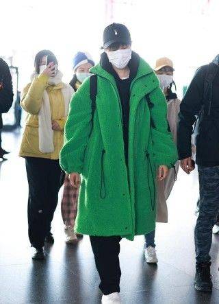 饱和度 2022年长春花蓝是流行色?女星们却集体穿上了绿色,一个比一个美