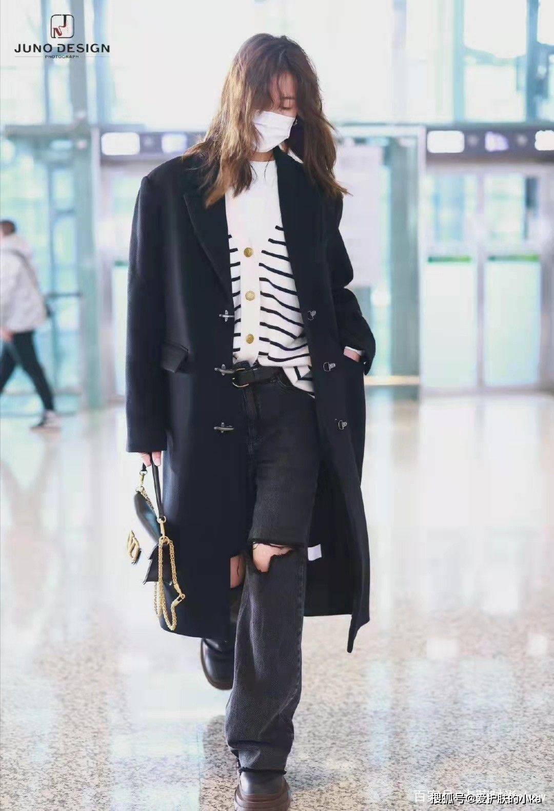 身材 超模的穿搭从不让人失望,刘雯黑色棉服配牛仔裤,不仅保暖还时尚