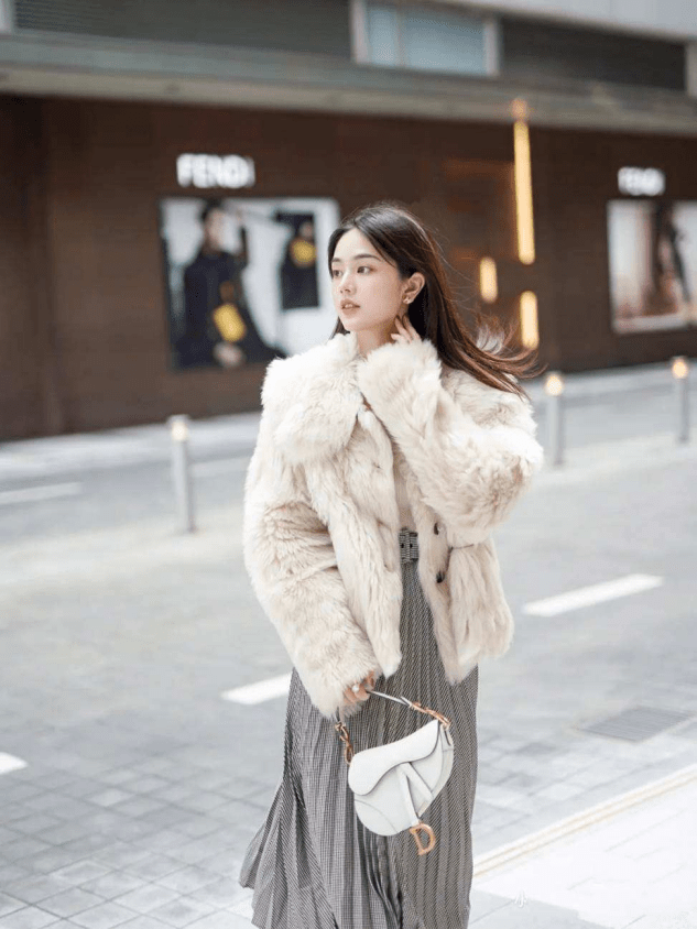 颜色 安以轩走机场好高调,穿红色皮草拎16万包,太有豪门少奶奶范