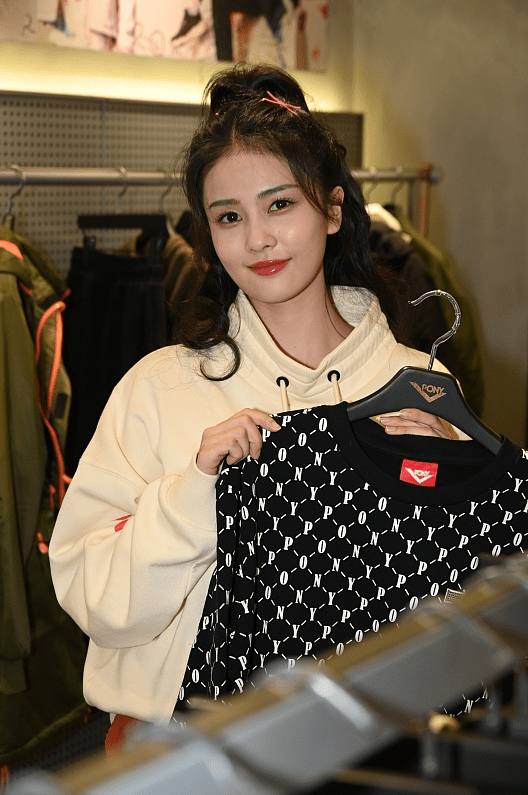 卫衣 白鹿真是挺任性，出席活动都不穿礼服，可意外的却美得很惊艳