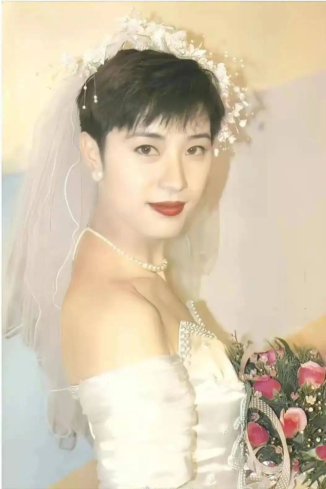 关之琳肤白貌美,五官精致,长相具有一股异域风情.