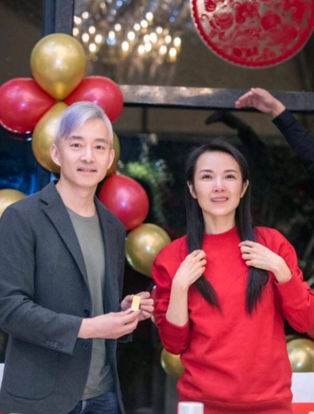 原创央视主持人管彤与老公庆祝结婚十周年52岁老搭档亚宁惊喜现身