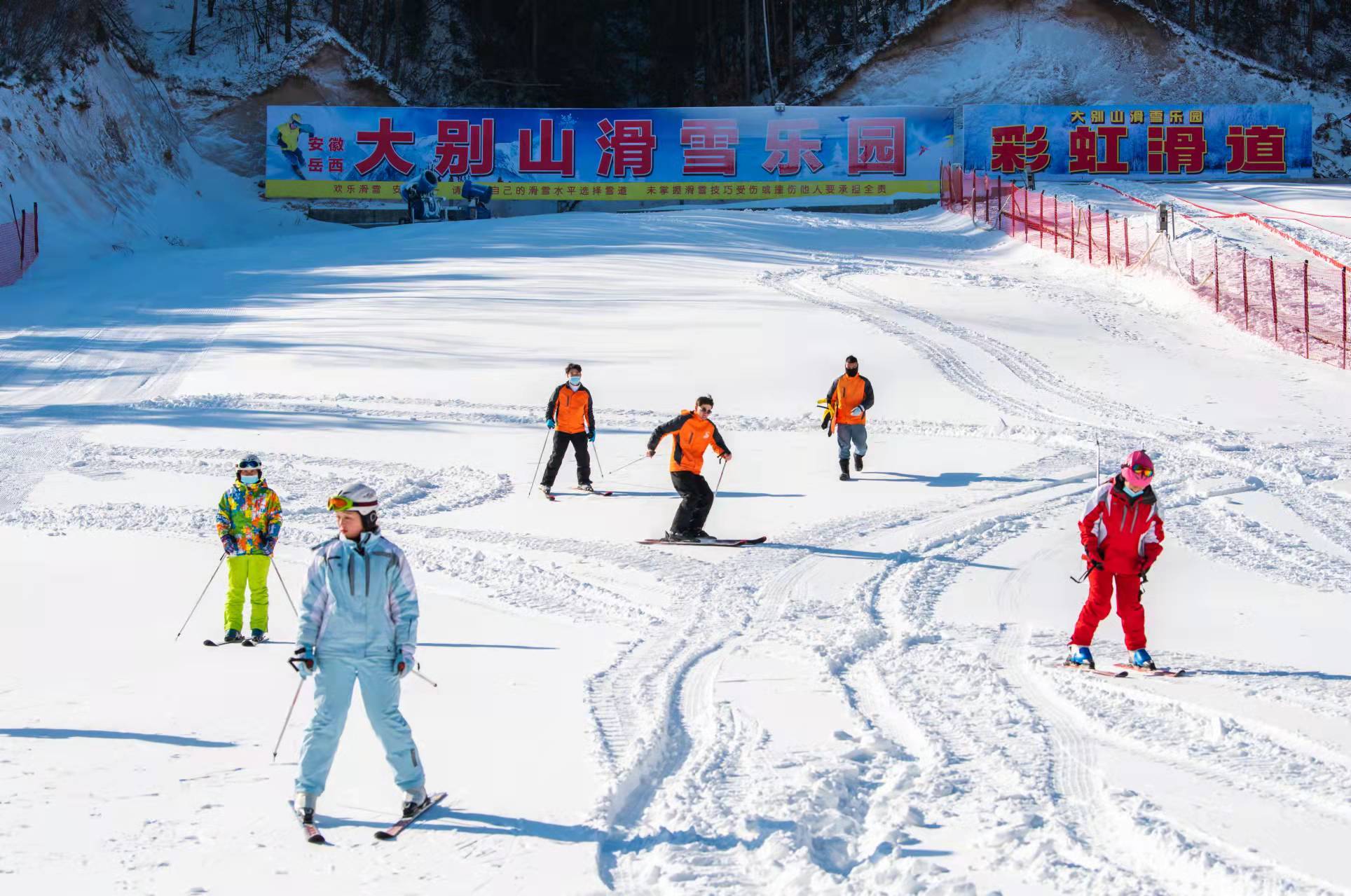 安徽春节期间旅游活动丰富多彩各大滑雪场成网红旅游景点