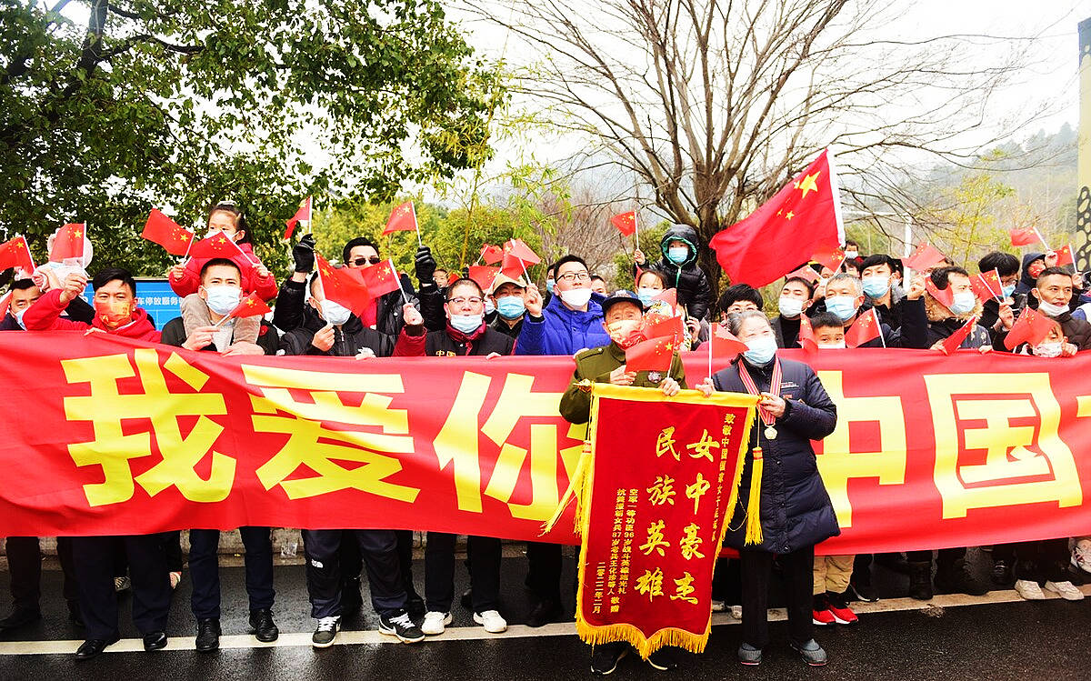 亞足聯關注中國女足凱旋迴家球迷夾道歡迎慶祝鏗鏘玫瑰勝利奪冠