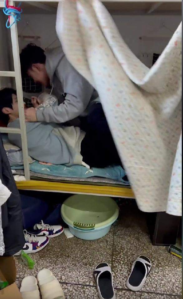 大学男生宿舍上演"怀孕生子"大戏,表情到位,情节逼真_妻子_丈夫_室友