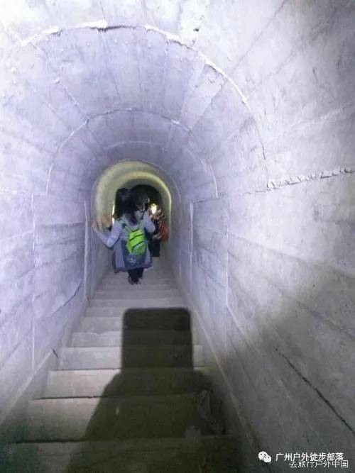广州周边游油麻山防空洞天坑