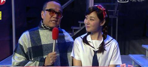 女王自律女星不会老？50岁许晴露肩湿发太撩人，巩俐修长美腿女王范
