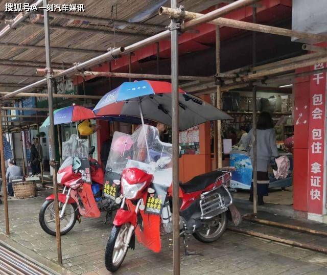 如果说重庆的轻轨像过山车，那么重庆的摩托车就无敌了