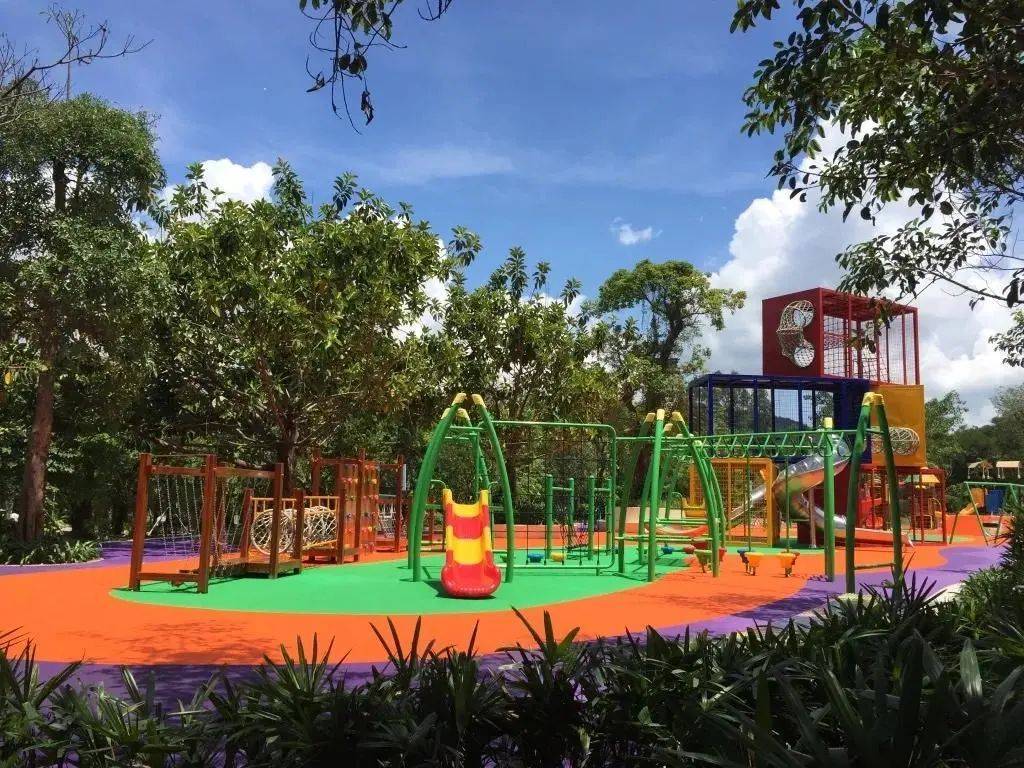 儿童公园,这一年,森林儿童公园建设完成,掩映于层层树木之中,趣味秋千