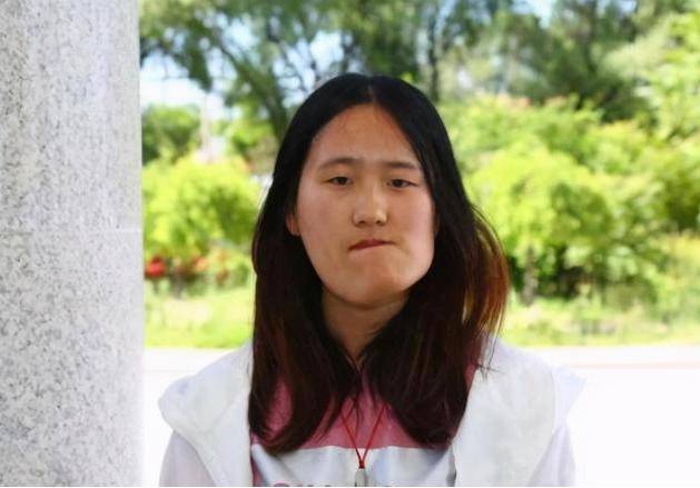 社会歪脸女孩整容成功后拒当网红，终圆教师梦，网友评其：不忘初心