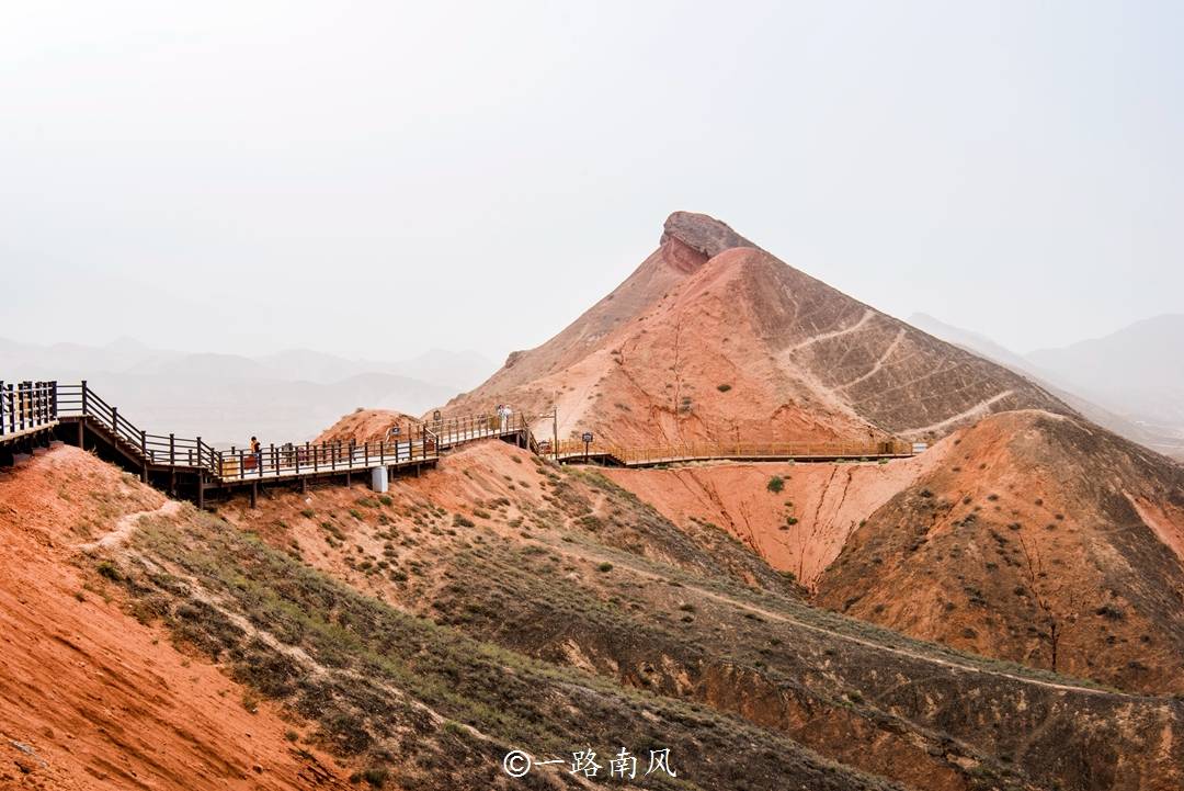 白垩纪|甘肃张掖有片白垩纪红层，好像被大火烧过，无人机很容易失去信号