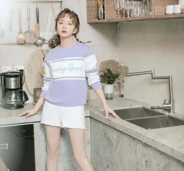 服装 格子衫搭长筒袜，穿出小学妹气质，完全看不出真实年纪