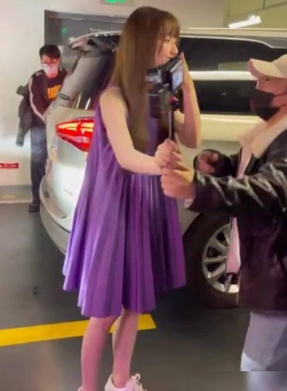 什么虞书欣是微胖身材？和100斤女助理站在一起后，这腿有点扎心了
