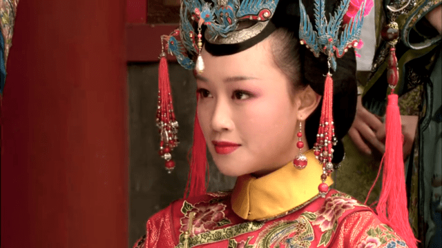 她嫁过去以后只是侧福晋,拼命劳累照料家务不说,还给情敌娴福晋养儿子