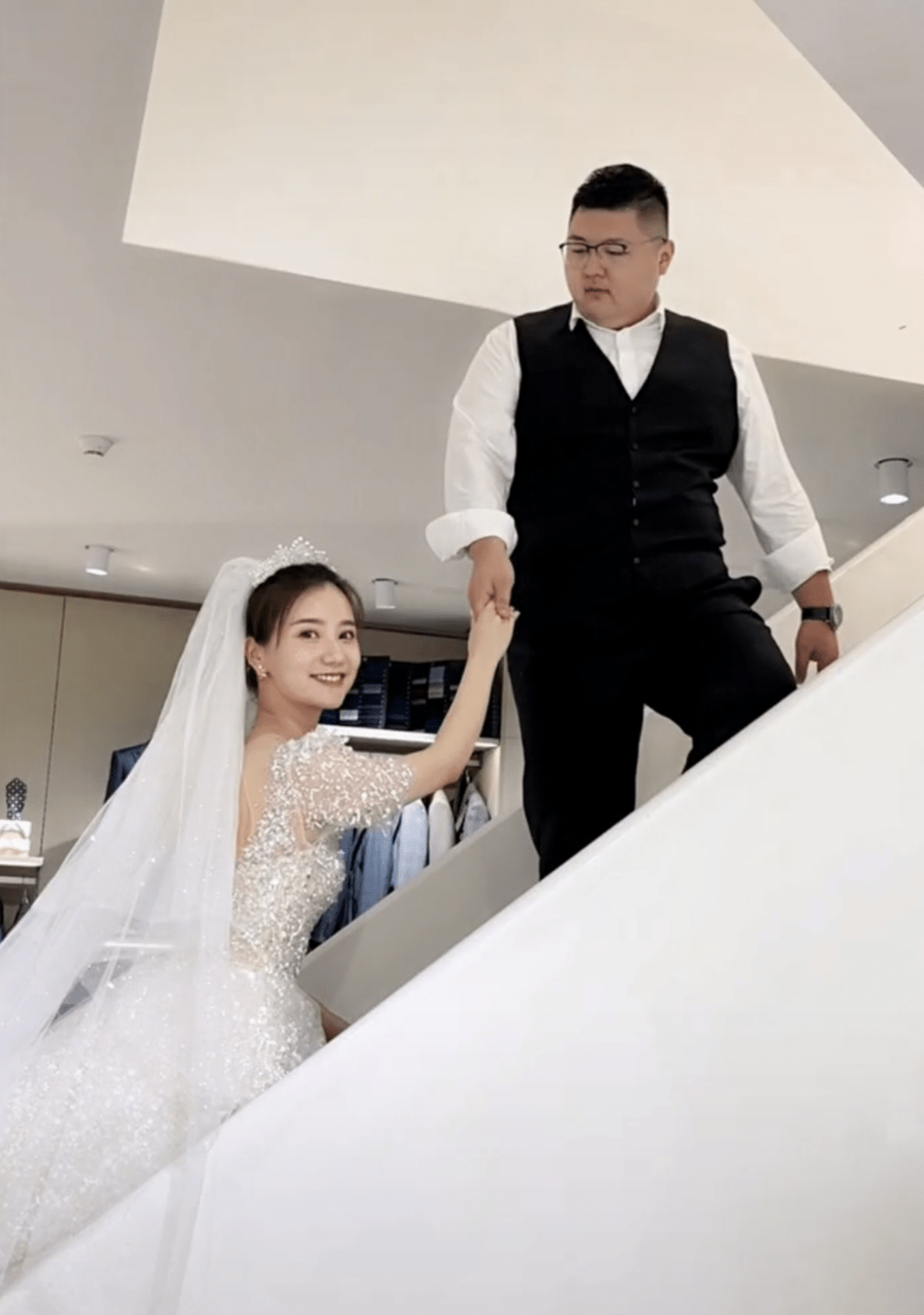 原創恭喜猴哥官宣與何鈺欣領證結婚共同讀誓詞拿結婚證親吻對方