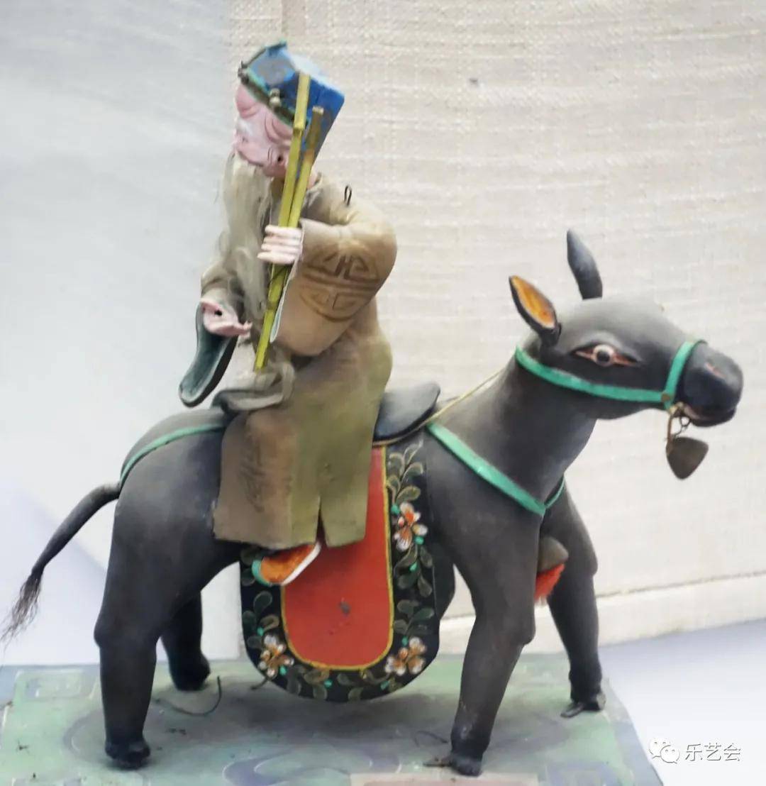 鱼鼓频敲有梵音张果老手执荷花不染尘何仙姑紫箫吹度千波静韩湘子花篮