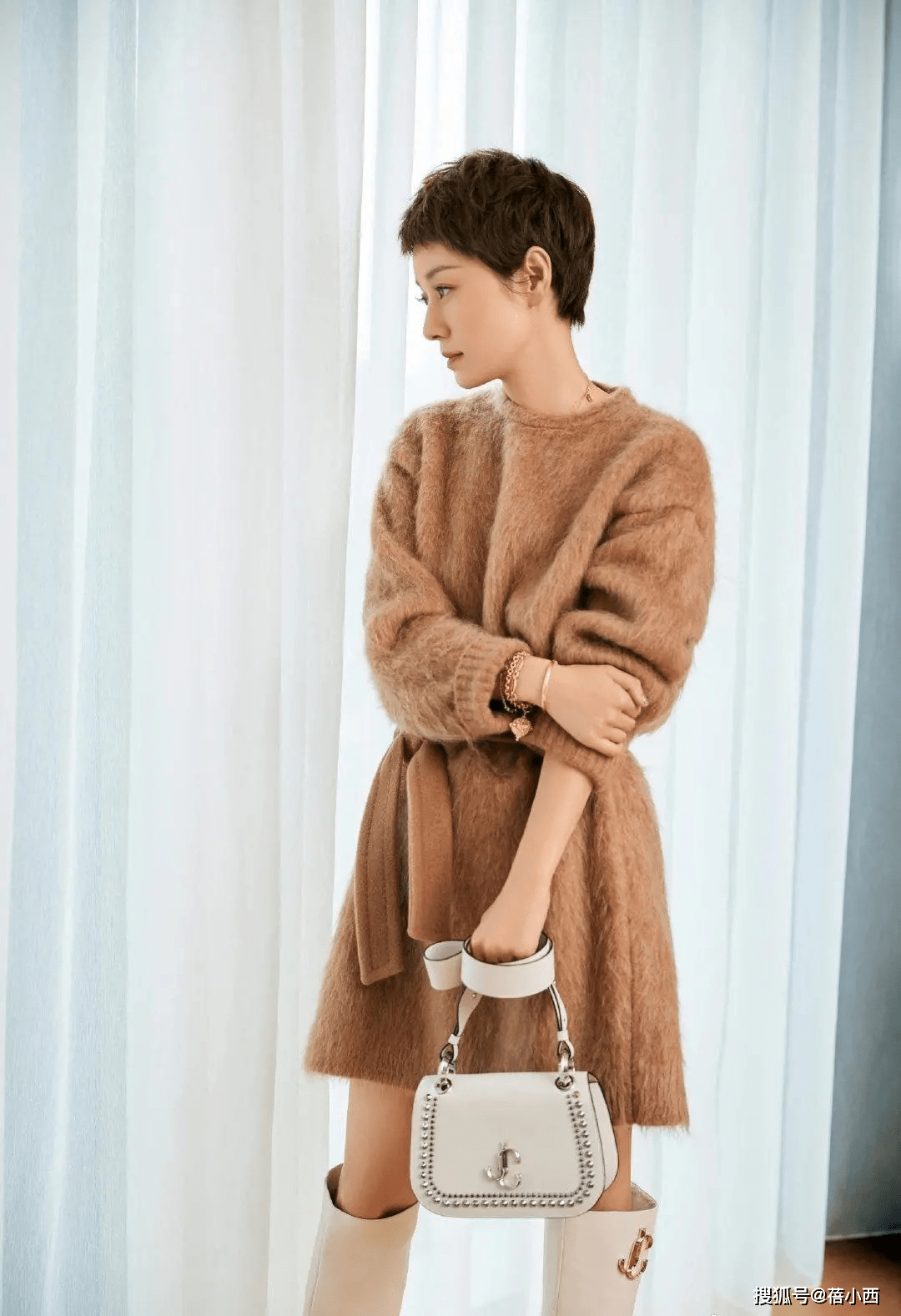 马伊琍 马伊琍真是越活越年轻，穿牛仔外套配玫红色t恤，洋气减龄还时髦