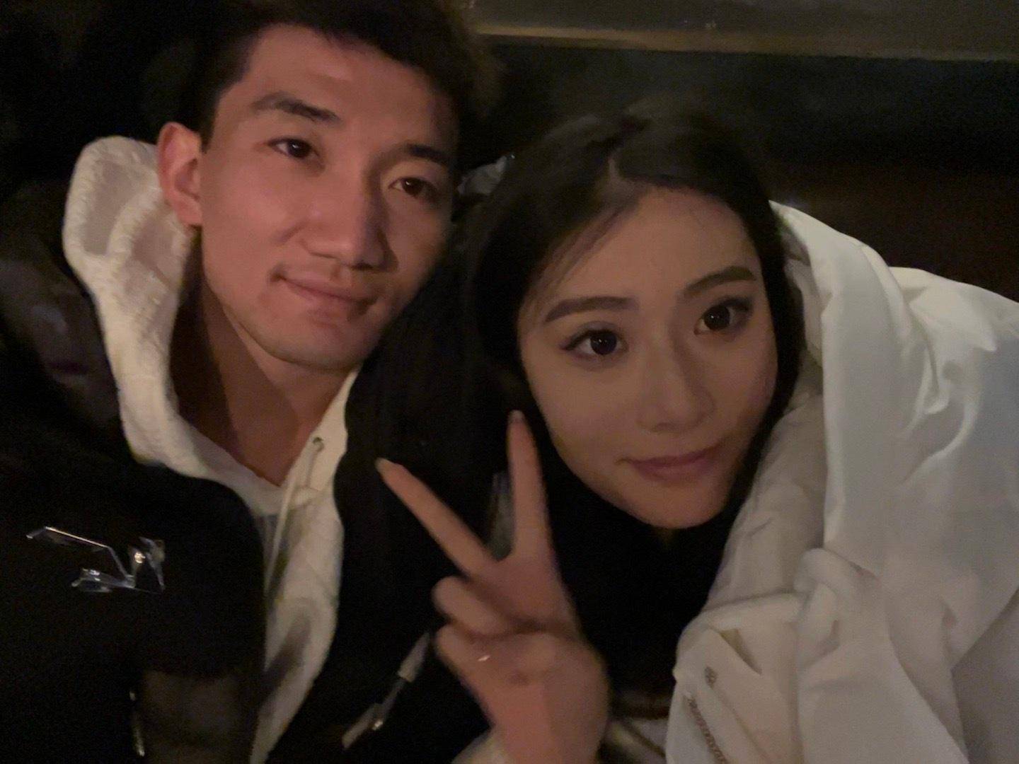 孙铭徽的妻子同样也是一位身材出众的大美女,如今郭艾伦的恋情也被