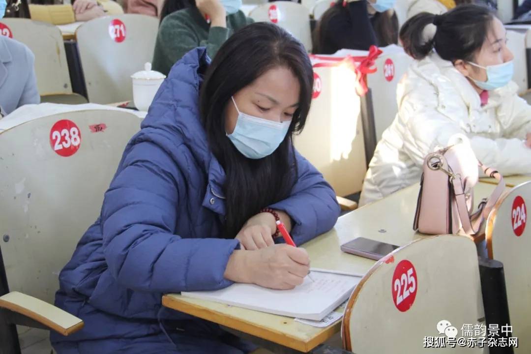 河北景县中学组织教师收看新课程培训