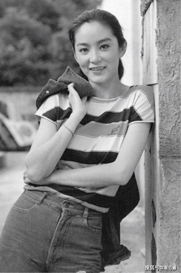 林青霞 林青霞少女时代的穿搭，每一套都是不过时的搭配，妥妥的时髦女王