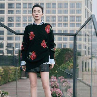 好身材 身穿一件印花设计的黑色针织衫叠穿浅色条纹衬衫,很有层次感,再搭配皮质短裙