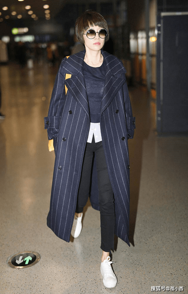 马伊琍 马伊琍真是越活越年轻，穿牛仔外套配玫红色t恤，洋气减龄还时髦