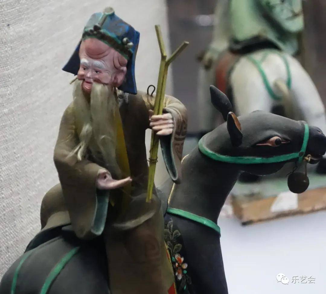 鱼鼓频敲有梵音张果老手执荷花不染尘何仙姑紫箫吹度千波静韩湘子花篮