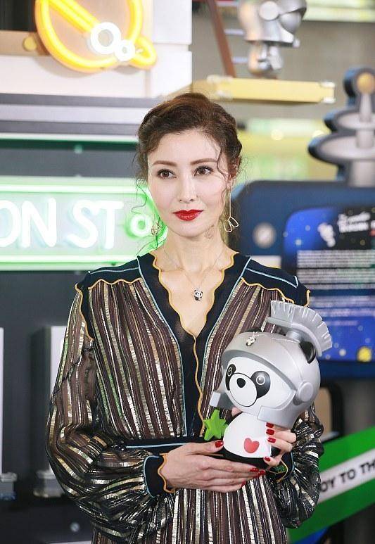 李嘉欣 裙子还是优雅地好看,学李嘉欣这么搭配,显年轻还不装嫩