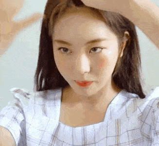 卷发高马尾太常见,女明星都爱上瀑布高马尾,唐嫣李沁扎上减龄又元气