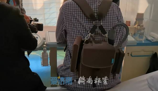 图片说明:背包是人工心脏体外装置,包括电源,可充电电池以及一个监控