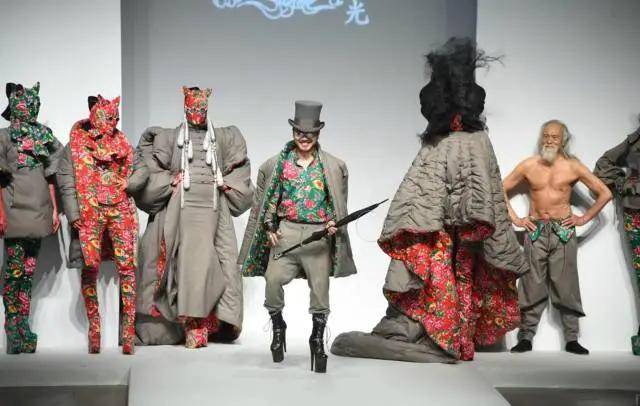 花布 潮流起点在东北！37米长KAWS公仔刷爆网络，成为长白山第一标志！