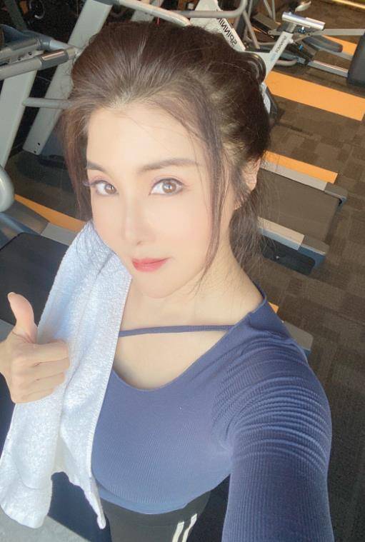 原创女星杨丽菁近况曝光徒手翻跟头身手矫健53岁身材火辣不减当年